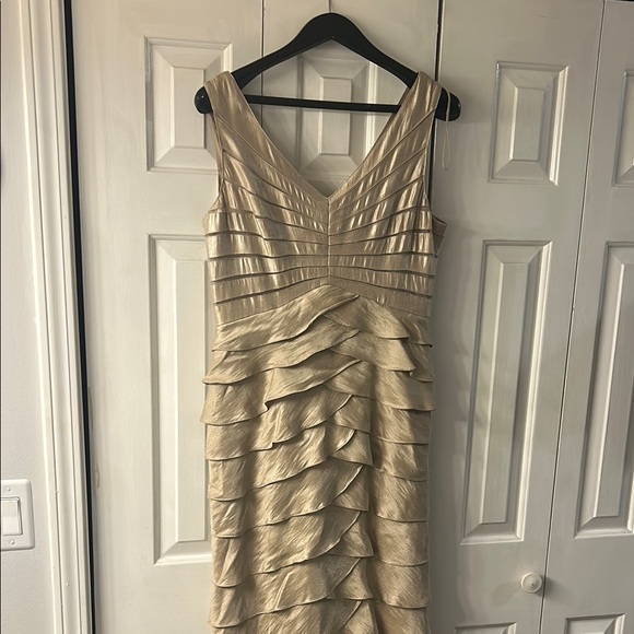 Elegant Gold Sleeveless Dress - Picture 1 of 4